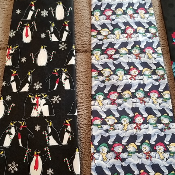 8 Christmas Ties - Picture 5 of 7